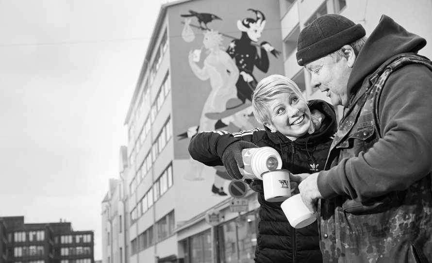 Kun ruoka-apua jaetaan ulkona, on hyvä olla lämmikettä mukana. Sini tarjoaa Heikille termarikahvit Helsingin Kalliossa.