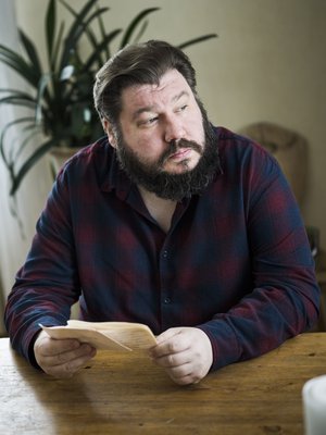 44-vuotias dokumenttiohjaaja, elokuvatuottaja ja käsikirjoittaja asuu Louen kylässä Lapin maakunnassa. Hänen kirjoittamansa omaelämäkerrallinen teos Vaaleanpunainen kirje (Tammi) ilmestyi huhtikuussa 2022.