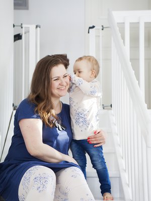 Lotta Polviander, 31, on sivutoiminen valokuvaaja ja opiskelee kätilöksi. Hän asuu Tampereella miehensä ja 2-vuotiaan Tomas-poikansa kanssa. ”Ostin Tomakselle Papun popcornpaidan, joka näytti niin hauskalta, että hankin itselleni leggingsit samasta kankaasta.”