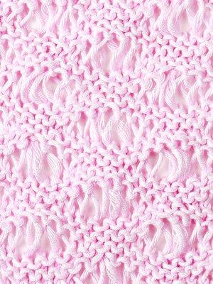 Aaltoneule enemmänkin hengittää kuin lämmittää. Elävän näköinen pinta syntyy pitkien silmukoiden avulla.