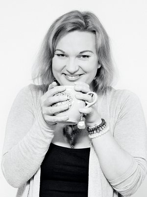 Laura Kokkonen on 35-vuotias kulttuurituottaja, joka vetää itsemyötätuntokursseja. Hän asuu Lempäälässä.