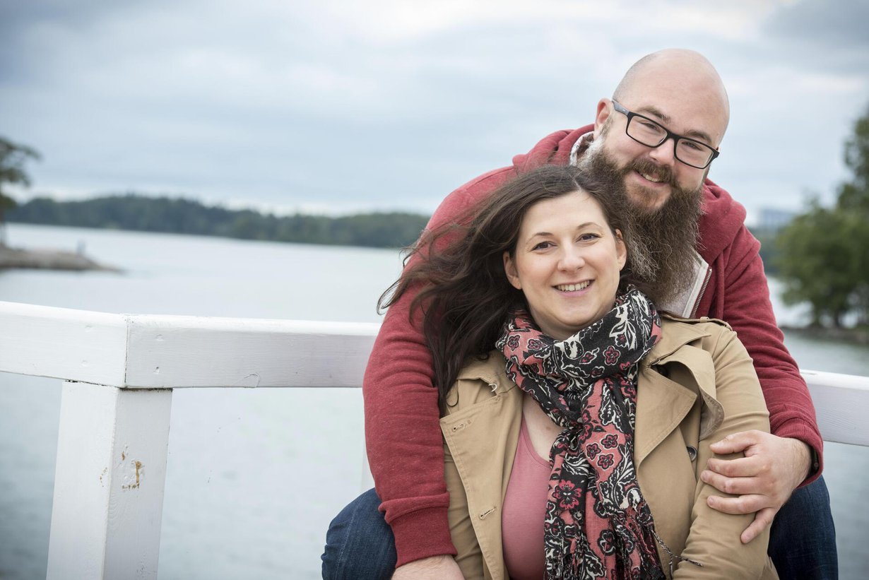 Mikko-Pekka Laine ja Kate Schütz tutustuivat 13 vuotta sitten, mutta parisuhteeseen he päätyivät vasta pitkän ystävyyden jälkeen. ”Pelotti, mitä ystävyydellemme tapahtuisi, jos parisuhde menisi mönkään.”