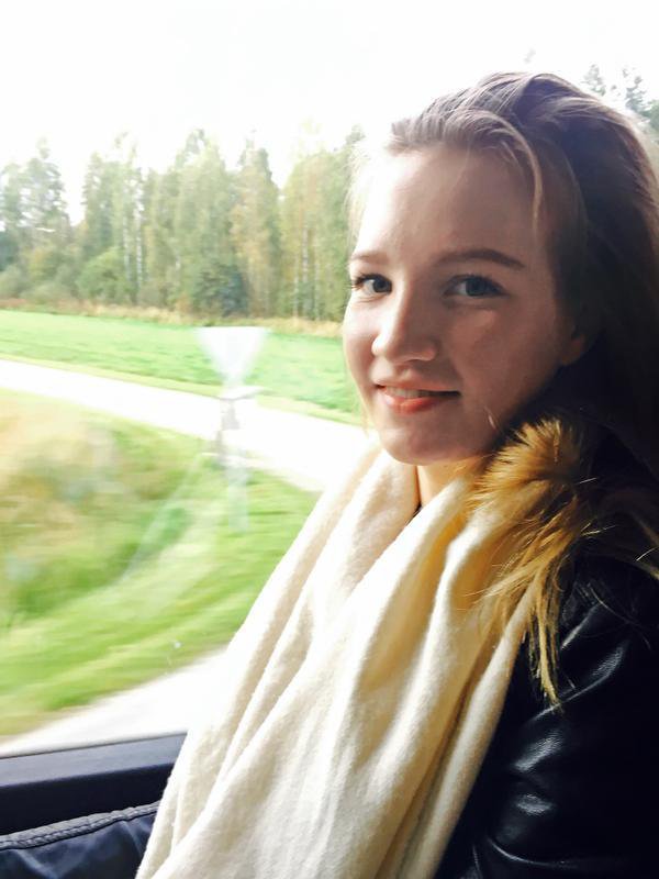 "Olen onnellinen nyt, tässä bussissa. Jaloissani on kauheasti tavaraa, sillä olen juuri muuttamassa Joensuusta Jyväskylään. Muutamme tänään yhteen poikaystäväni kanssa. Löysimme kauniin kaksion, jossa on oma sauna ja lasitettu parveke. Olen aina haaveillut oman kodin sisustamisesta. Vielä en ole ihan varma, millainen sisustustyylini on." Johanna Kuittinen, 21, Jyväskylä