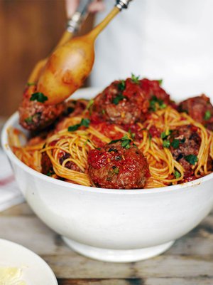 Spagettia lihapullilla maistuu taatusti jokaiselle ja täyttää nälkäisimmänkin vatsan.