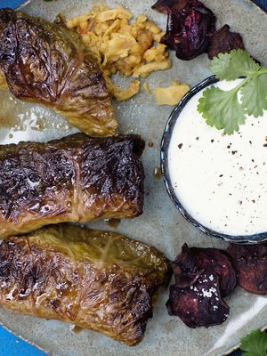 Kurttukaalikääryleiden täyte on mehevästi vege.