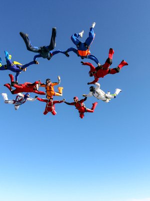 Jos kerran hyppää, kannattaa miettiä, kenen kädestä pitää kiinni.