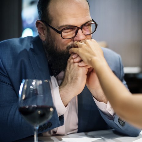 Ihan kohta sanon, ihan kohta sanon, ihan kohta sanon.... Yy-kaa-koo ja nyt lähtee: ”Mää rakastan sua.”