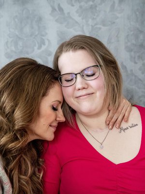 Yksi Veera Uusitalon lempikappaleista on Mikko Harjun  Sinä riität. Idea tatuointiin tuli siitä.  ”Lause lohduttaa, kun en tahdo jaksaa tätä elämää.” Tiina Forsbysta on tullut Veeran paras ystävä.