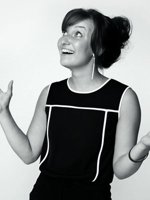 Iida Mäkikallio, 25, työskentelee tunnetaito- ja vuorovaikutus­valmentajana. Hän opiskelee psykologiaa ja kouluttaa Filosofian Akatemia -yrityksessä. Iida ohjaa flow-joogaa ja harrastaa tanssia ja luonnonvesissä uimista.