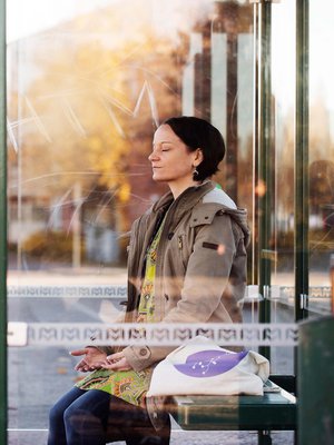 Sielunhoidon tuntiopettaja ja Mindfulness-ohjaaja Miia Moisio asuu Helsingissä 7- ja 10-vuotiaiden poikiensa kanssa. Erityisherkkyytensä takia hän tarvitsee hiljaisuutta ja yksin olemista voidakseen hyvin. Miia ohjaa hiljaisuuden retriittejä ja kirjoittaa kolumneja Hidasta elämää -sivustolla.