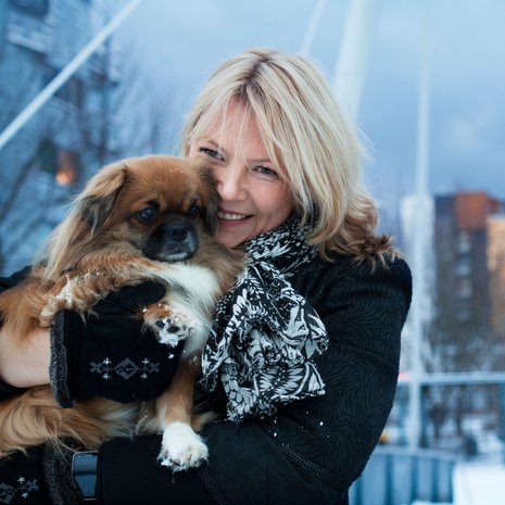 Tiibetinspanieli Oliver on hyvää seuraa. "Lemmikin silittely parantaa oloani aina."