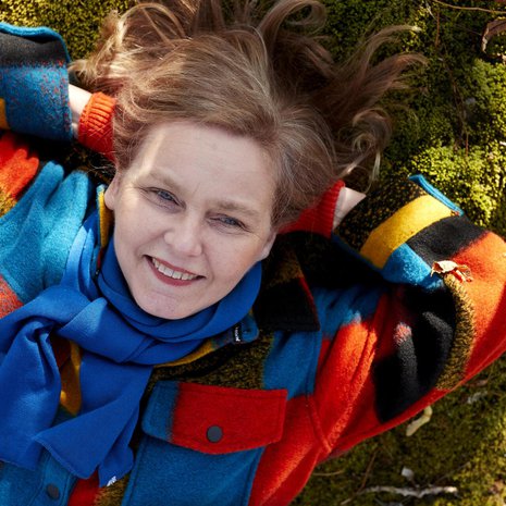 Laura Isoniemi valittiin vuoden tekstiilitaiteilijaksi 2023. Hän rakastui kankaisiin ja kuvioihin jo lapsena leikkiessään kauniilla painokangasnenäliinoilla. ”Muistan veikeät eläinkuviot lasten nenäliinoissa ja tyylitellyt ruusut ja ruudut aikuisten liinoissa.”