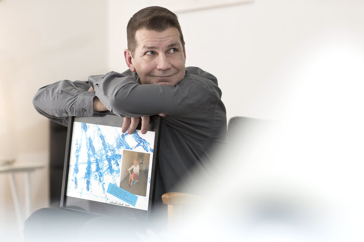 Tyttären tekemä taulu on yksi keravalaisen Kaitsu Koivistoisen aarteista. Sitä voi katsella, kun lasta on ikävä.