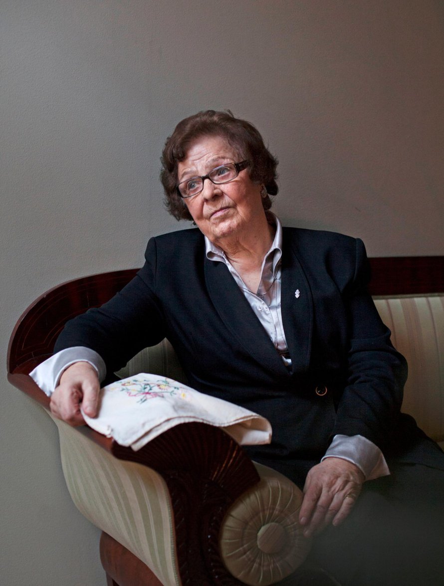 Kaarina Peltola, 90, on evakko, lotta ja eläkeläinen. Kun hän jätti kotinsa, repussa oli leipää ja koulussa kirjottu kukkakuvioinen liina. Nuket jäivät rajan taakse.