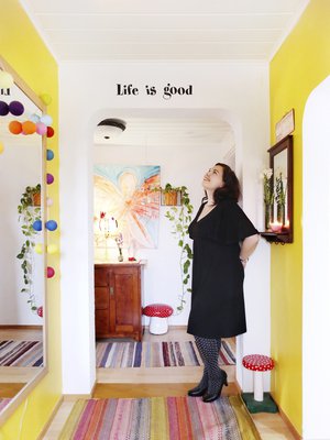 ”Edellinen omistaja oli tapetoinut juuri ennen kuin muutimme, joten emme repineet pois uutta ja hyvää. Eteisen maalasimme kuitenkin keltaiseksi. Se kuvastaa positiivisuutta. Nostalgiset sienijakkarat ovat onnekkaita löytöjä kirpputoreilta.”