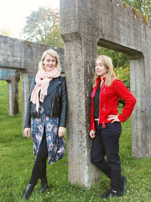 Päivi (vas.) kertoo hetkestä, jolloin valmis kirja vihdoin saapui painosta: ”Otin kuvia kirjalaatikoista, avaamattomista ja avatuista. Lähetin ne Kirsille ja soitin saman tien perään. Taisin puhua kimeällä ja kovalla äänellä.”