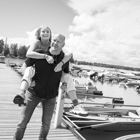 Näyttelijä ja ohjaaja Janne Virtanen, 51, asuu Vieno-tyttärensä, 13, kanssa Helsingin Töölössä. Janne näyttelee tänä kesänä pariterapeuttia Lappajärven kesäteatterin Pari suhdetta -komediassa, jonka hän käsikirjoitti yhdessä Pasi Ojalan ja Ville Pusan kanssa. Vieno näyttelee näytelmässä teiniä.