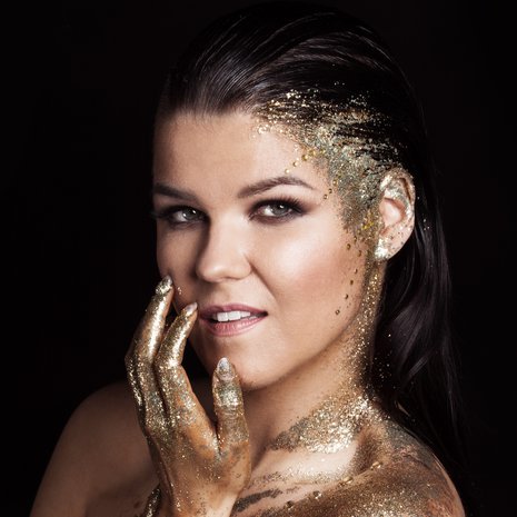 Saara Aalto hakee tänään euroviisujen finaalipaikkaa Monsters-kappaleella, jonka show on kokonaan uusittu siitä, mikä nähtiin Uuden musiikin kilpailussa.