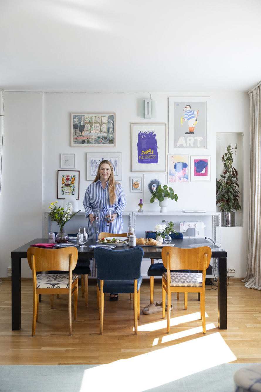 Kun edellinen raitamekko kuluu loppuun, Sanna Mander hankkii aina seuraavan. Kodin seinällä on omien töiden lisäksi taidetta Marika Maijalalta, John McKieltä, Rami Niemeltä, Robin Ellisiltä, Anja Reposelta.