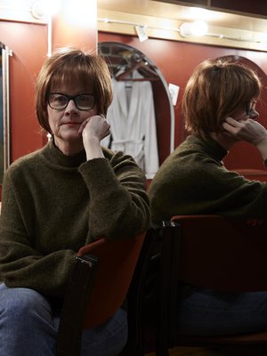 ”Isä ei osannut paijata. Minunkin päätäni hän aina taputti, täp täp täp. Se oli hänen tapansa osoittaa, että minä välitän. Mahdollisimman vähän kosketuskontaktia”, Lilli Earl kertoo.