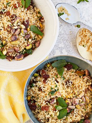 Salaatin maku on tarkoituksella mieto, jotta se sopii täydentämään muita ruokalajeja. Bulgur maistuu myös vihreän salaatin parina.