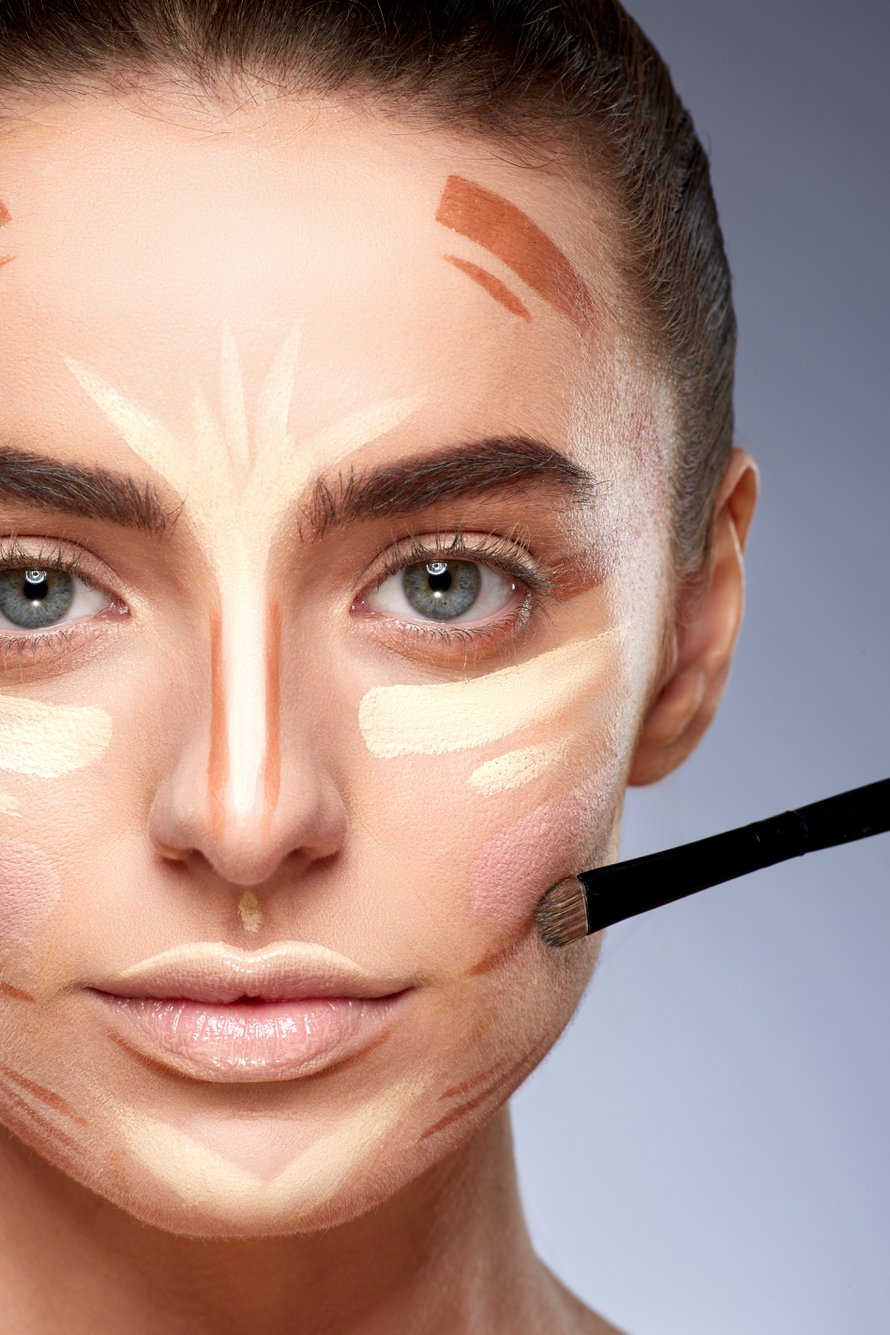 Tässä ei tehdä sotamaalausta vaan contouring-meikkiä.