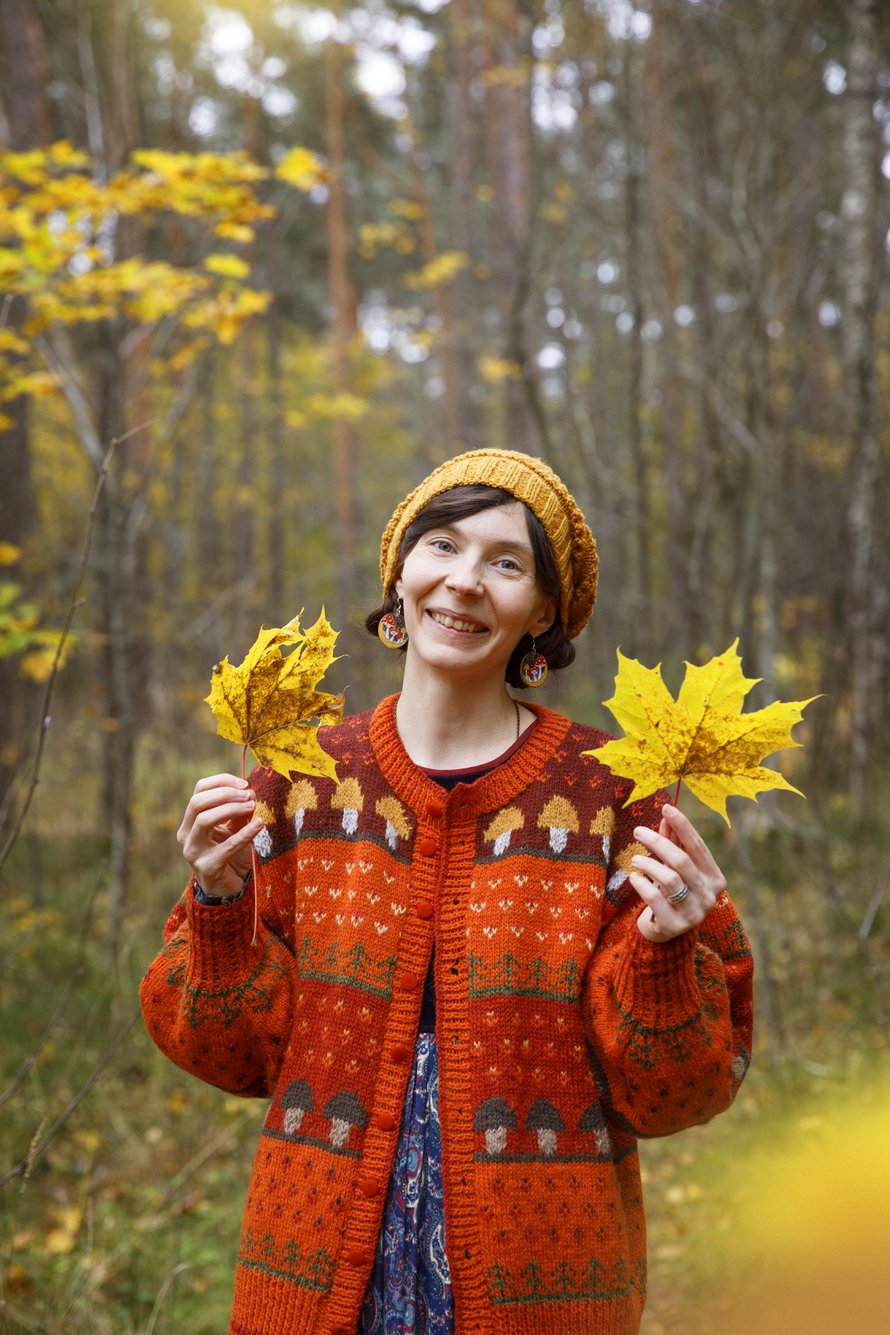 Viimeksi Marika on innostunut 1980-90-lukujen hauskoista neuleista. Sellainen on tämäkin sieniaiheinen kirjoneuletakki.