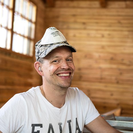 ”Yhden ominaisuuden perusteella ei kannata ajatella, että ihminen on tietynlainen. Ihmisissä on niin paljon puolia”, sanoo Signmark eli Marko Vuoriheimo. Hän räppää: Keep in mind: You deserve to shine. Pidä mielessäsi: Sinä ansaitset loistaa.