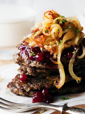 Edulliset maksaruuat ovat talven hitti! Ja näitä rapeita, sipulein kuorrutettuja jauhemaksapihvejä lapsetkaan eivät voi vastustaa.