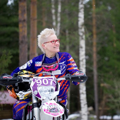 Nuorempana Maire ajatteli, että 50- vuotiaana on sopiva aika lopettaa enduroajo. ”Olin väärässä. Nyt treenaan, jotta Päijänteen ympäriajo menisi hyvin ensi vuonna, kun olen 60-vuotias.”