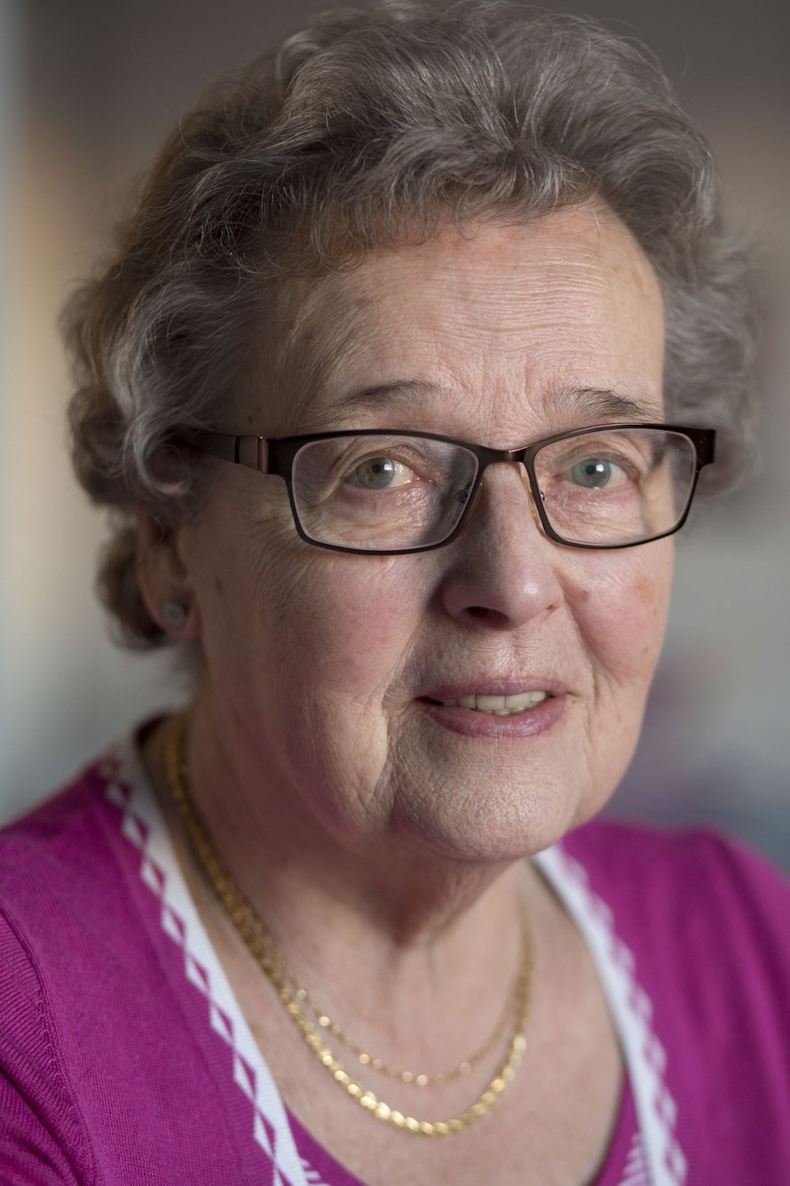 Kerttu Kudjoi, 84, on asunut Ruotsissa 61 vuotta, mutta tuntee itsensä yhä perisuomalaiseksi. ”Lauloin suomalaisessa kuorossa, ennen kuin korona laittoi laulut tauolle. Maanantai-iltaisin kodin suomalaisten naisten kanssa räsymattoja.”