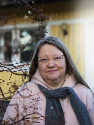 ”Kun ihmiset eivät puhu rahavaikeuksistaan kenellekään, he luulevat olevansa ainoita ja tyhmiä. Useimmiten taustalla on kuitenkin muutoksia ihmissuhteissa tai sairastuminen”, työssäänkin rahaongelmiin joutuneita kohtaava Soile Niemi sanoo.