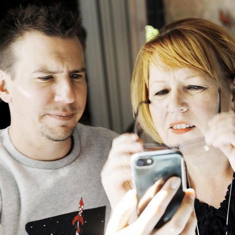 Näyttelijä Aku Hirviniemi löysi nuorena teatterin äitinsä Erjan vinkistä. ”Aku sanoo aina, että pakotin. Oikeasti ajattelin, että käyköön katsomassa. Jos vaikka viihtyisi, kun joka tapauksessa vetää koko ajan jotain roolia ja kulkee Batman-viitassa”, Erja kertoo.