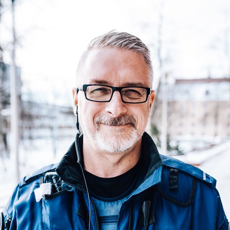 Kun Marko Kilpi pukee ylleen virkapuvun, hänelle tulee varma ja rauhallinen olo. "Poliisin virkapuku on taikaviitta. Se päällä tuntuu, ettei voi tapahtua mitään pahaa." 