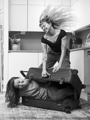 Joalin Loukamaa on aikuistuessaan alkanut arvostaa äitiään Johannaa uudella tavalla. ”En todellakaan ajattele, että äiti olisi ollut itsekäs viedessään minut ulkomaille. Elämämme on ollut suurta seikkailua”, Joalin sanoo.