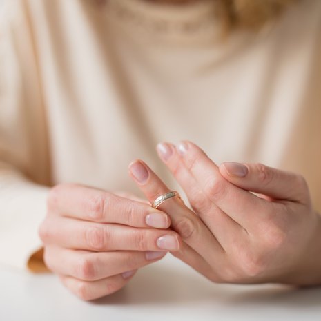 Ennen kuin voi irrottautua suhteesta, pitää voida nähdä myös kaikki hyvä, mitä siinä oli, sanoo psykoterapeutti Sanna Aavaluoma. ”Se edellyttää surua. Onko valmis luopumaan hyvästä, mitä oli? Jos kaiken hyvän kieltää, on vielä keskellä kriisiä.”