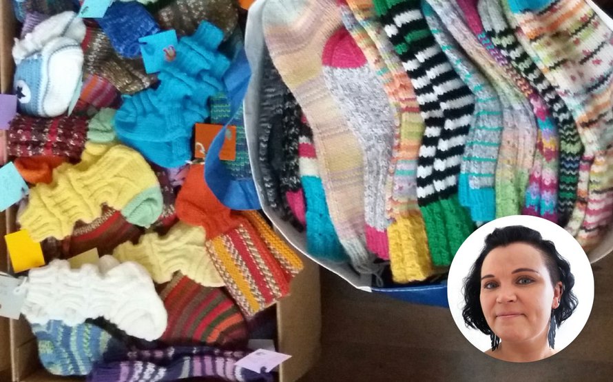”Perustimme siskoni kanssa Facebookiin hyväntekeväisyysryhmän nimeltä KFC - Knit For Charity. Sen avulla etsimme samanhenkisiä ihmisiä, jotka halusivat tehdä ja lahjoittaa villasukkia hyväntekeväisyyteen”, Jonna Nordström kertoo.