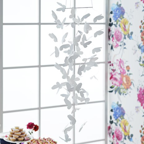 Hulluna perhosiin! Herkkä perhoskoriste on yhtä upea juhlapöydän yllä kuin perheen pienimmän sängyn päällä pyörimässä. Perhoset lentävät somasti ilmavirrassa.