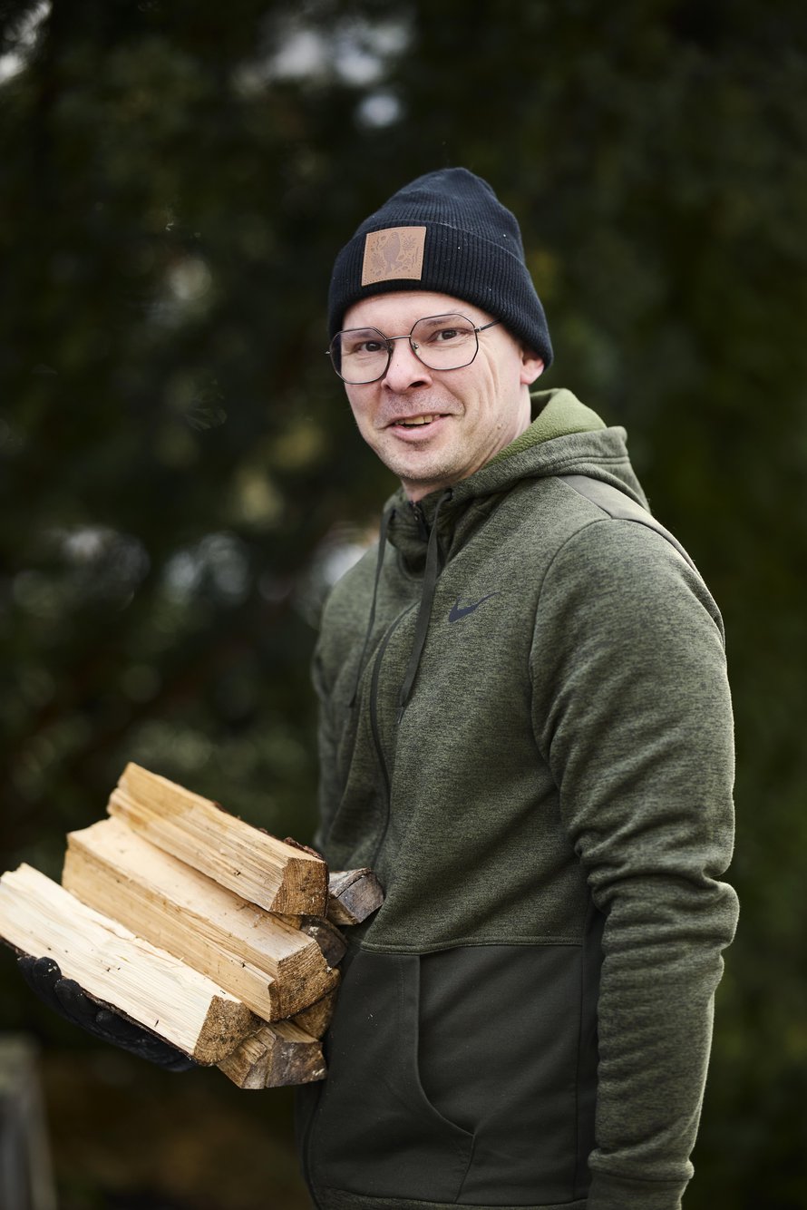 Lääkityksen avulla Pekan toimintakyky on pysynyt niin hyvänä, että hän pystyy hakkaamaan halkoja ja tekemään erilaisia nikkarointihommia. Pekka on kouluttautunut myös kokemusasiantuntijaksi: hän puhuu mielellään positiivisen ajattelun merkityksestä kriisin käsittelyssä.
