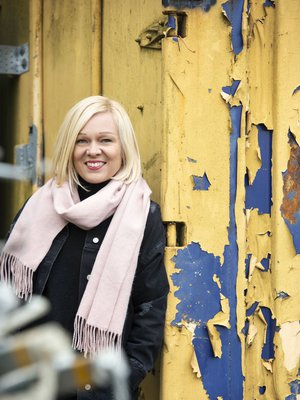 ”Kirjoitan paljon epätäydellisyyden hyväksymisestä, mutta opettelen sitä yhä itsekin”, Elina Salminen sanoo.