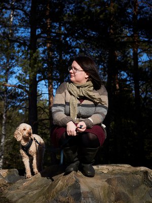 Auli Viitala ajattelee olevansa paljon muutakin kuin köyhä ja syrjäytynynyt. Esimerkiksi äiti, joka rapsuttaa selkää ja osaa auttaa jopa matikassa.