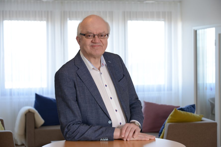 Kiintymyssuhteen kohteet vaihtelevat läpi elämän. ”Erään tutkimuksen mukaan äiti on vielä nuorelle aikuisellekin voimakkain kiintymyssuhde. Sen jälkeen kiintymyssuhteita luodaan esimerkiksi kavereihin, puolisoon ja omiin lapsiin”, sanoo lastenpsykiatri Jari Sinkkonen.