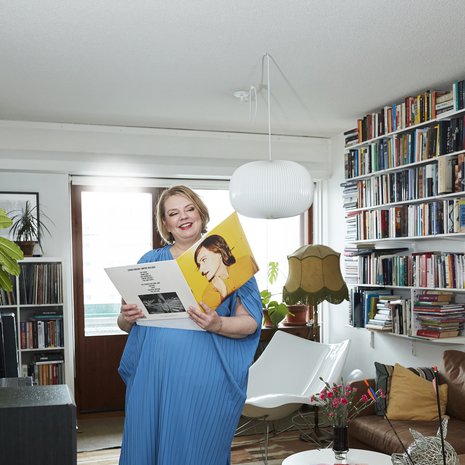 ”Henrik Vibskovin sininen mekko ei ole käytännöllisin mutta sopii hyvin mekkoperjantaihin. Olin ostamassa toppahousuja, kun löysinkin tämän. Kysyin myyjältä, näyttääkö mekko siltä, kuin keski-ikäinen nainen olisi pukeutunut toogaan. Hän myönteli ja lisäsi: ’hyvällä tavalla’. Kaupat syntyivät”, kertoo Annaleena.