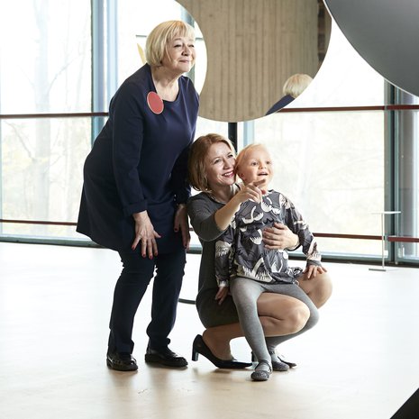Helena Pahlman, Christina Pahlman-Roivainen ja Cecilia Roivainen käyvät usein Espoon modernin taiteen museossa Emmassa.