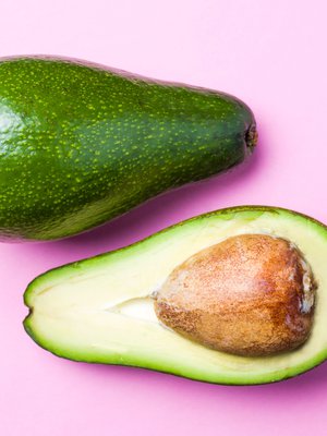 Jos käytät vain puolet avokadosta, jätä toiseen puoliskoon kivi paikoilleen. Se hidastaa pilaantumista.