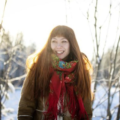 32-vuotias kirjailija ja toimittaja asuu perheineen Oulussa.  ”Ajattelin pitkään, että elämäni voi olla vain onnetonta. Sellaista, jossa pitää pelätä koko ajan kaikkea mahdollista. Sain sittenkin onnellisen elämän.”