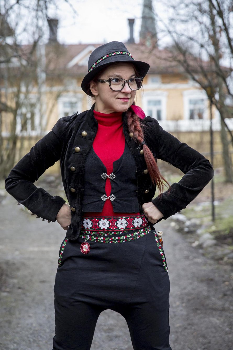 Turussa asuva Kati Keskihannu, 40, on ammatiltaan teatteri-ilmaisun ohjaaja. Katin Latviasta ostettu leveä vyö toistaa samaa värimaailmaa kuin suomalaiset kansallispuvut.