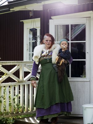 ’Sinua, ystävä, minä tulen puolustamaan’, lukee muinaisnorjaksi Mileena Bredenbergin ohimolla. Mileena tekee vaatteita myös pojalleen Thórbjörnille ja tämän pikkusiskolle.