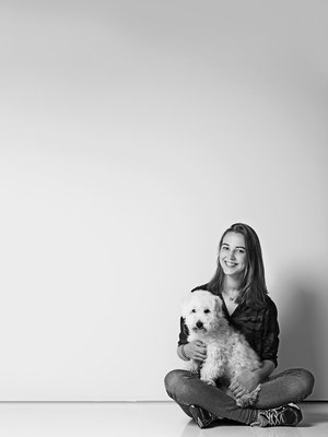 Serafina Eljaala käy lukiota ja asuu kahden koiransa kanssa palvelutalo Rudolfissa Helsingissä.