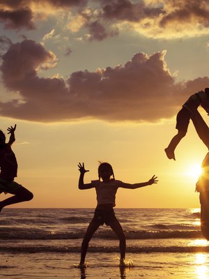 Matkoilla odottaa aivan uusi maailma ja sen uudet elämykset. Joskus myös ongelmat, joita pitää yhdessä ratkoa.